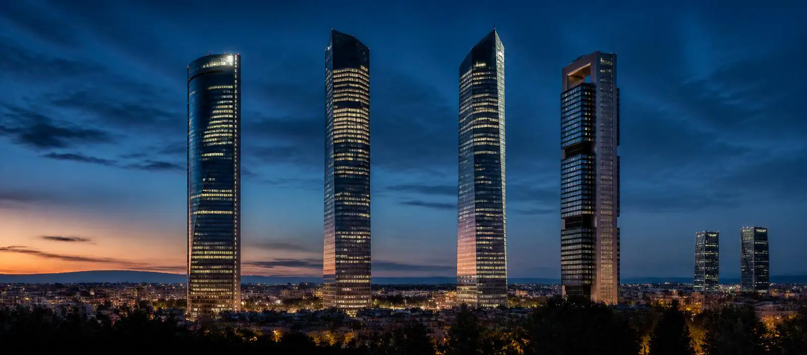 Skyline financiero de Madrid al anochecer