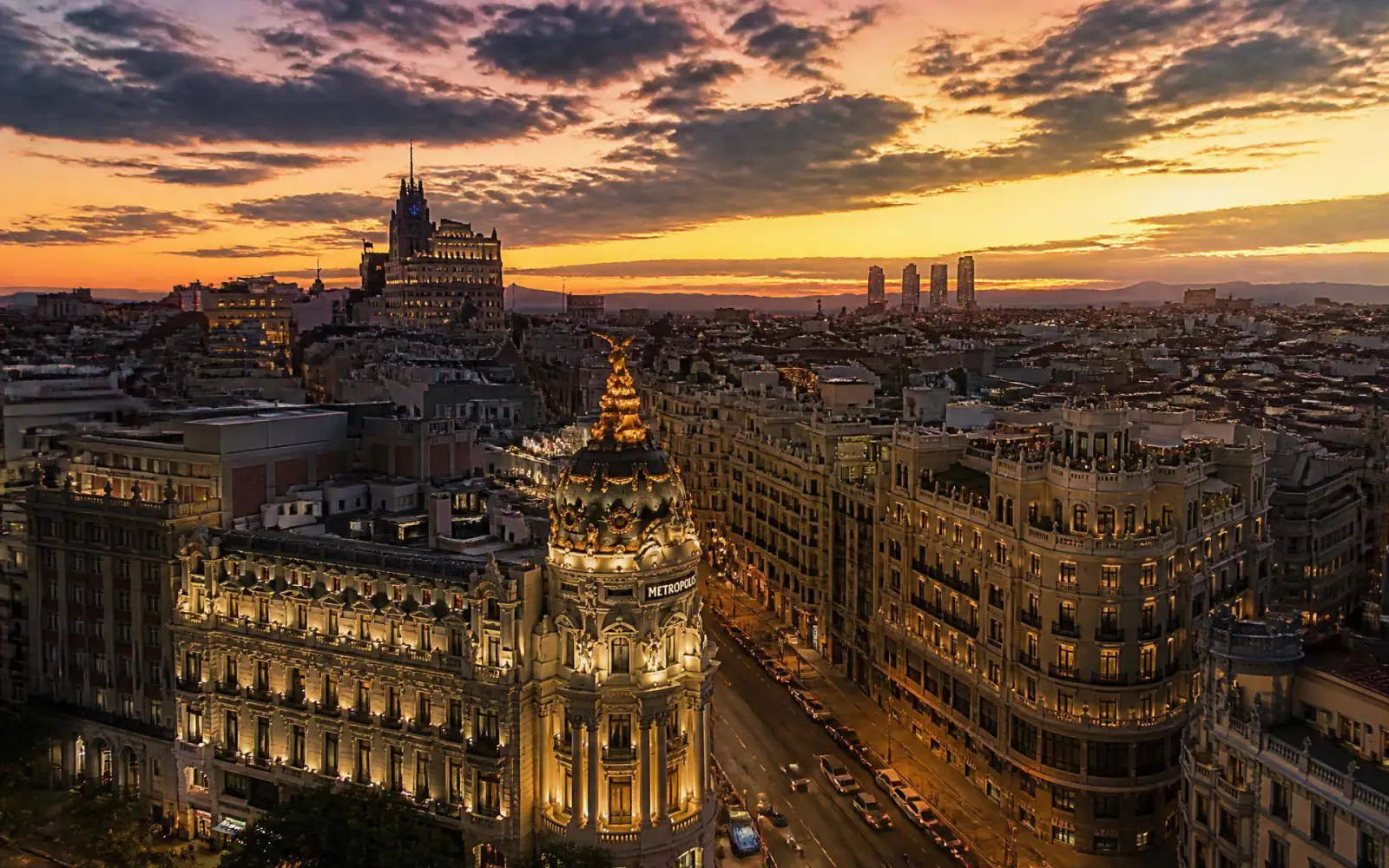 Vista aérea de la Gran Vía de Madrid al atardecer